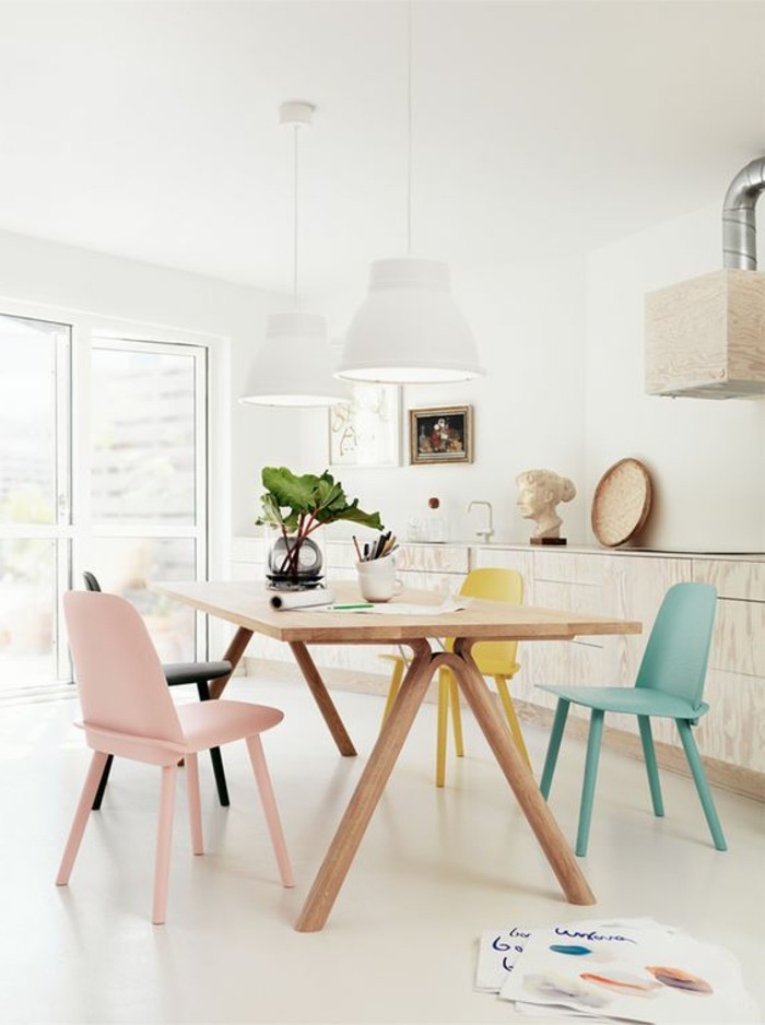 0-table-design-en-bois-clair-avec-chaises-colorées-autour-de-la-table-sol-beige-