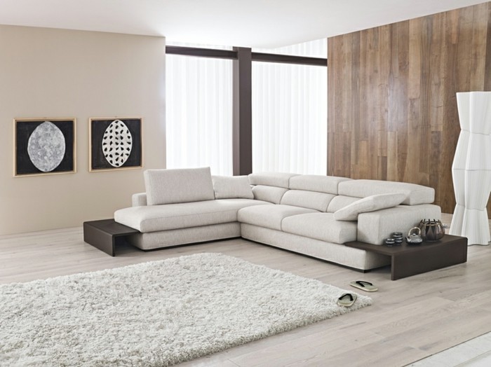 canape-d-angle-en-cuir-beige-tapis-blanc-parquet-clair-meubles-d-interieur