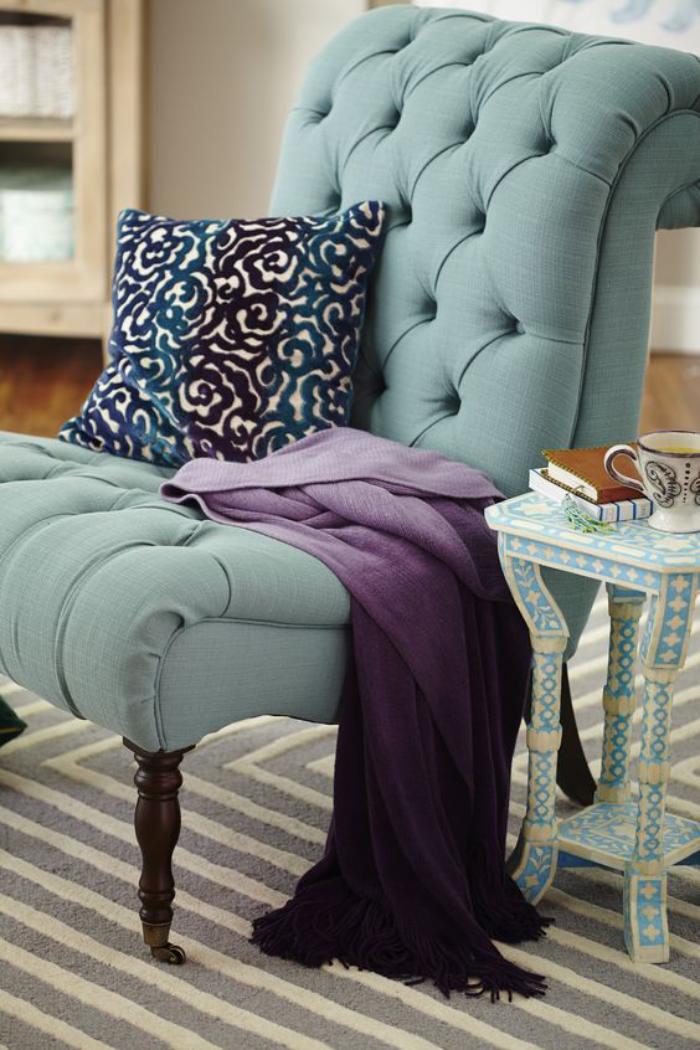 chaise-capitonnée-bleue-grande-chaise-design