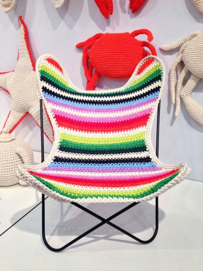 chaise-papillon-assise-tricotée-en-belles-couleurs
