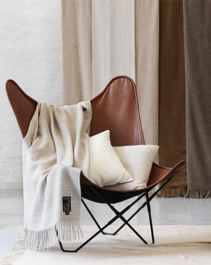 chaise-papillon-chaise-originale-avec-couverture-blanche