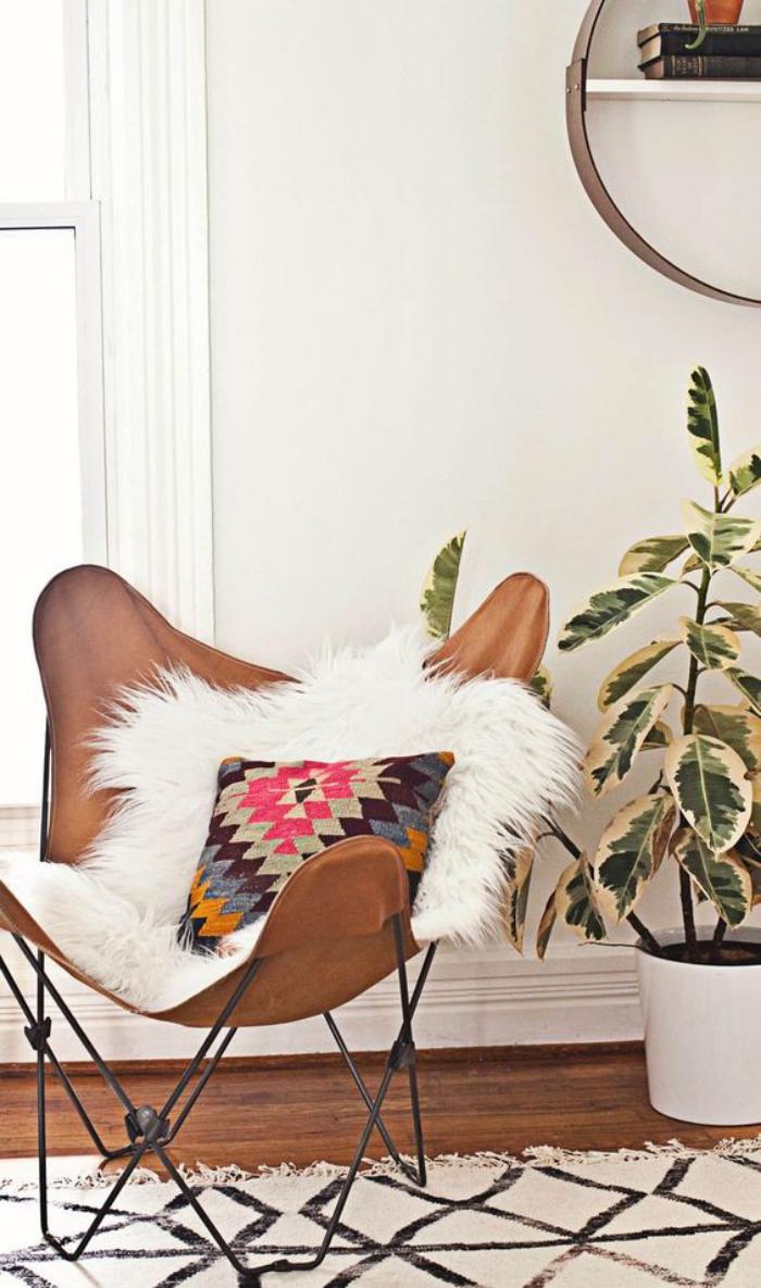 chaise-papillon-cuir-tapis-marocain-fourrure-blanche-et-beau-coussin