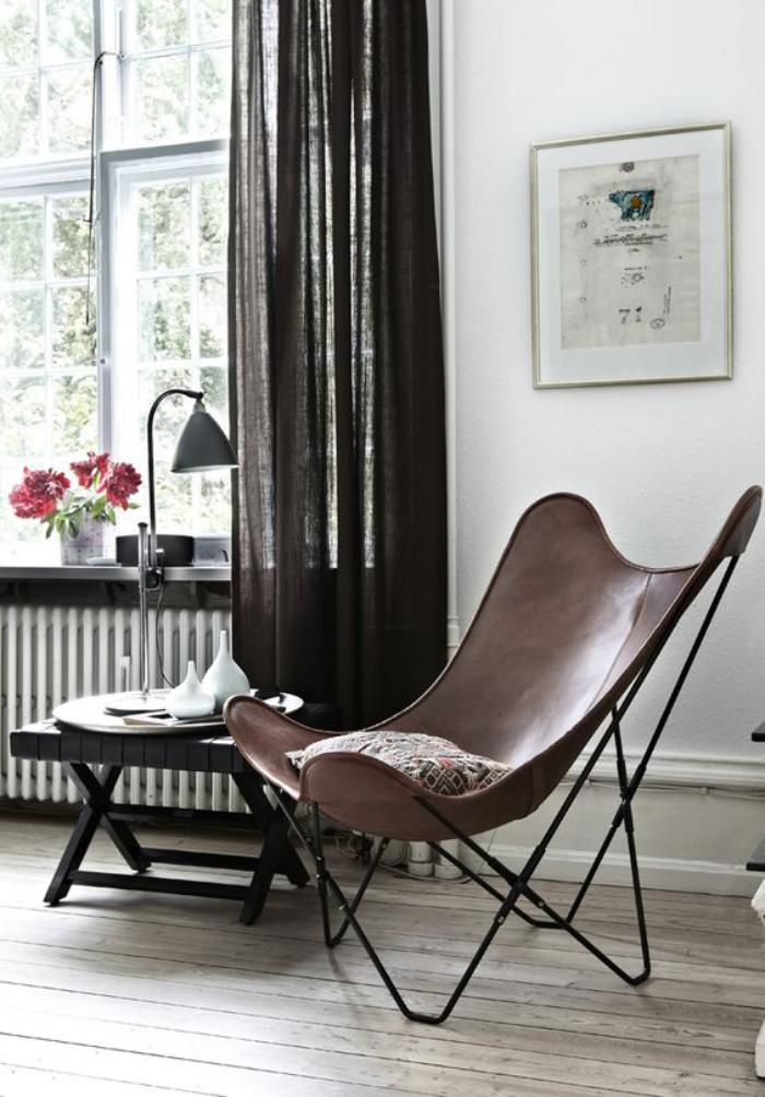 chaise-papillon-rideau-noir-et-petite-table-noire