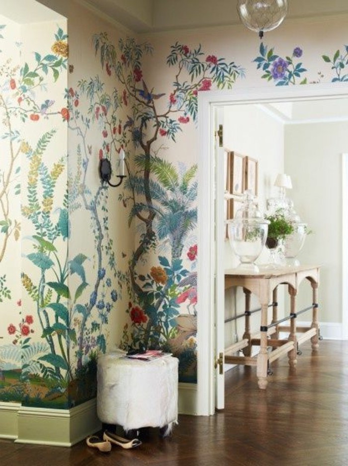 idee-deco-couloir-papier-peint-coloré-motifs-florals-parquet-clair-couloir-chic