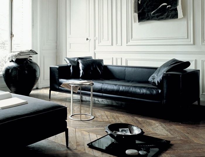 joli-canape-cuir-design-italier-de-couleur-noir-pour-le-salon-avec-parquet-en-bois