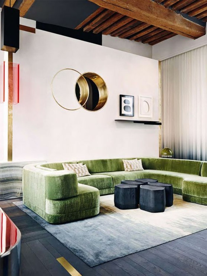 joli-canape-d-angle-arrondi-de-couleur-vert-tapis-beige-murs-beiges-salon-moderne