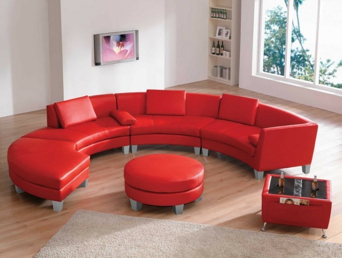 meubles-de-salon-en-cuir-rouge-tapis-sol-en-parquet-tapis-beige-murs-blancs-parquet-moderne
