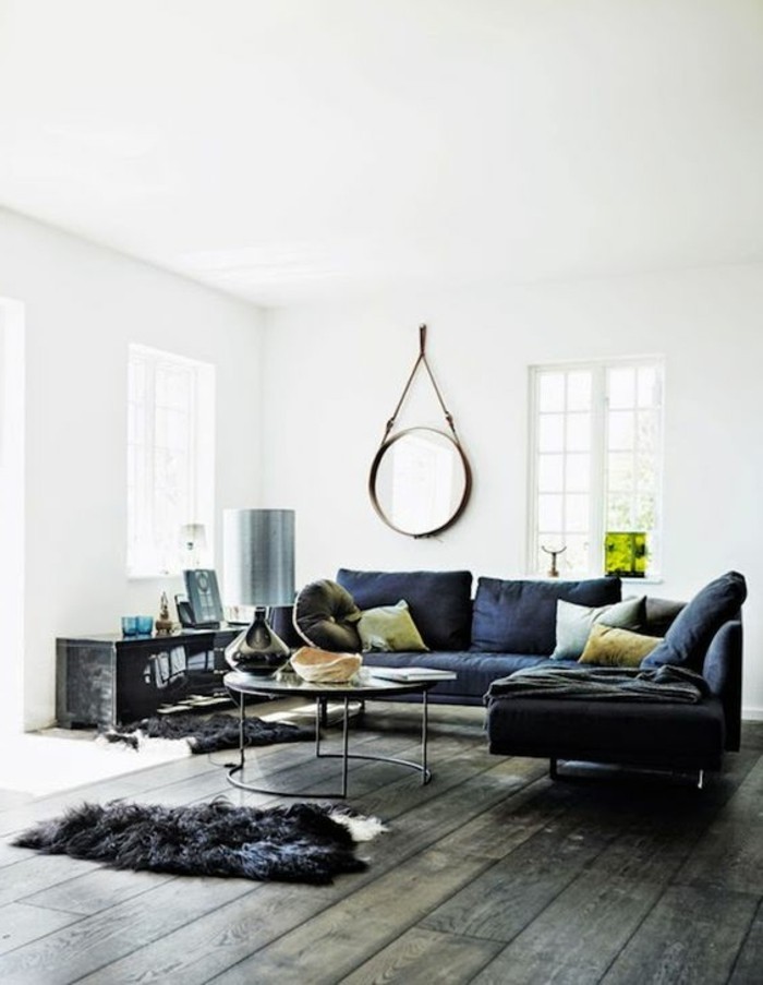 meubles-de-salon-sol-en-planchers-en-bois-canape-gris-dans-le-salon-moderne