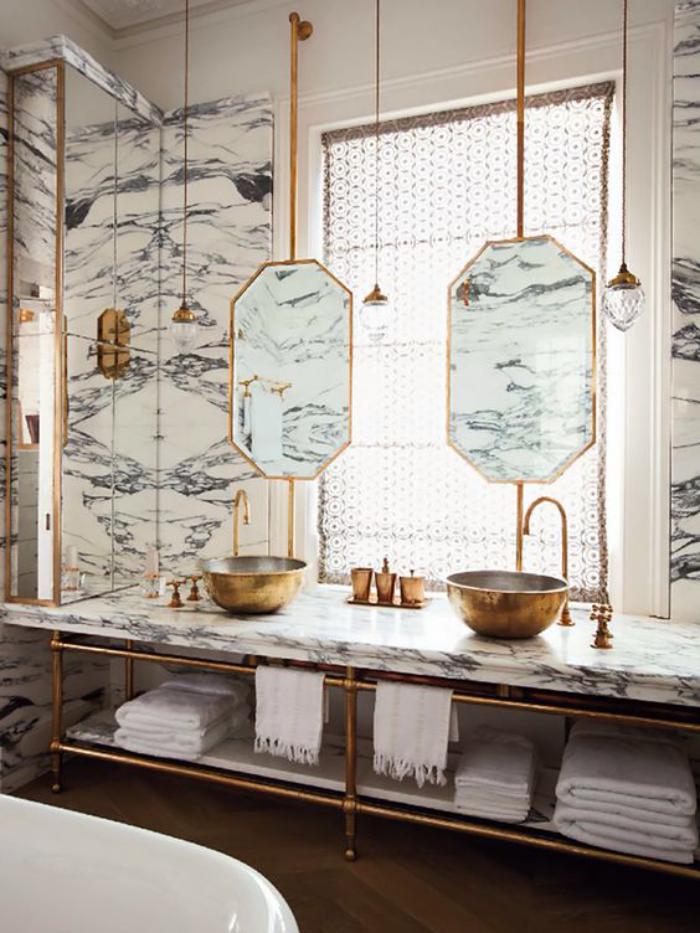 miroir-doré-salle-de-bain-design-vasques-et-lampes-dorées