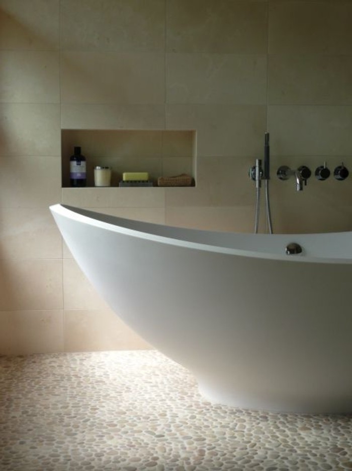 salle-de-bain-beige-taupe-carreaux-mosaique-mosaique-salle-de-bain-sol-cailloux-decoratifs