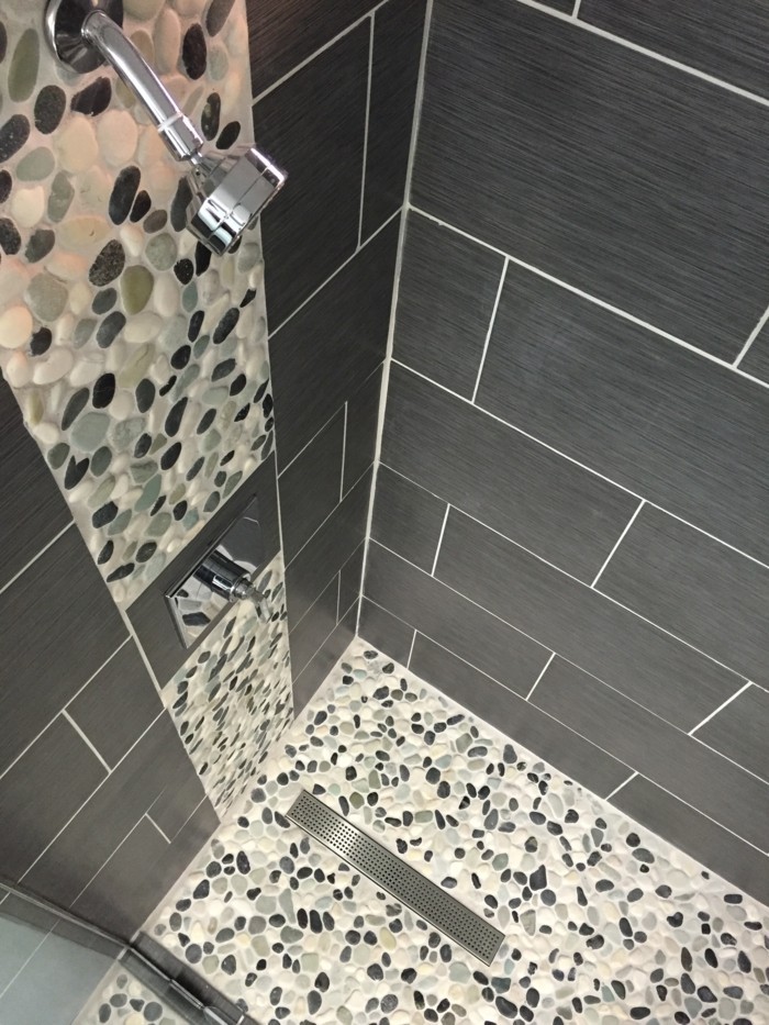 salle-de-bain-carrelage-gris-salle-de-bain-galet-carreaux-galet-salle-de-bain-grise