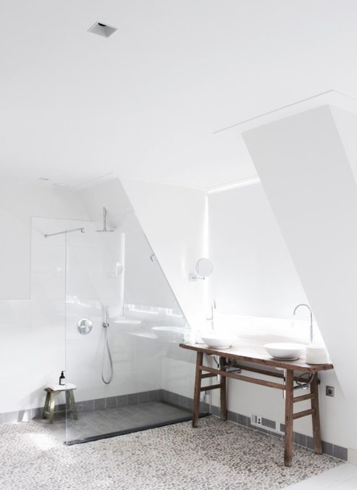 salle-de-bain-sous-pente-murs-blancs-sol-n-cailloux-decoratifs-carreaux-mosaique-mosaique-salle-de-bain