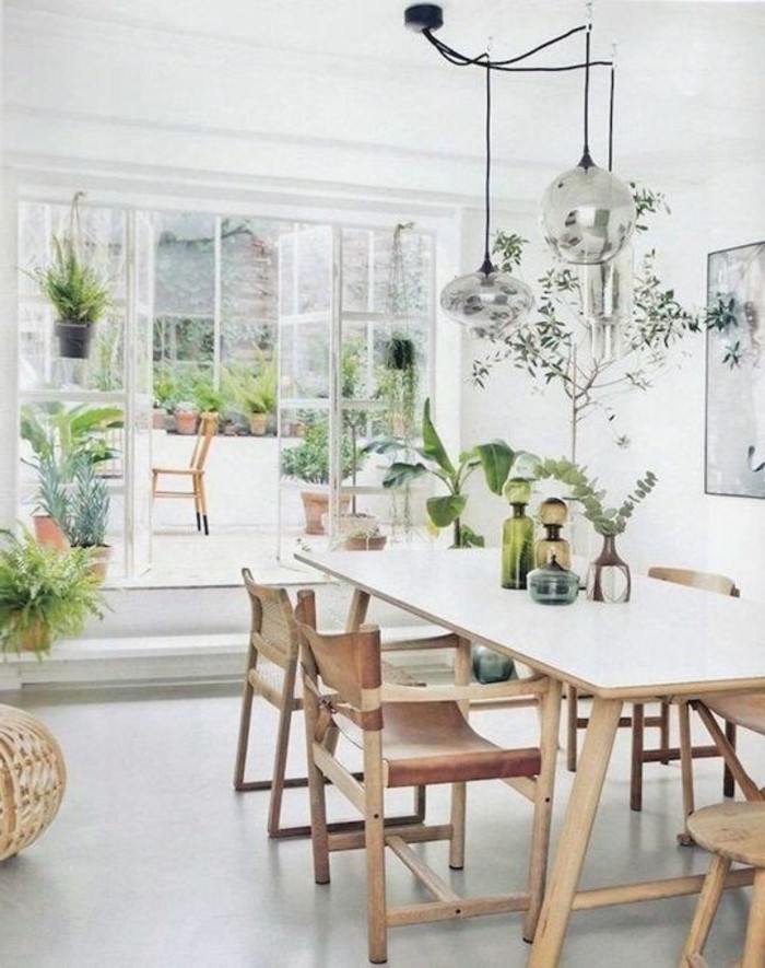 salle-à-manger-design-avec-table-à-manger-design-en-bois-clair-et-fleurs-sur-la-table