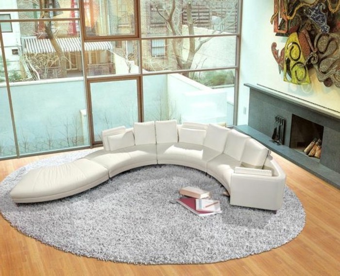 sol-en-parquet-clair-salon-moderne-tapis-gris-canape-blanc-en-cuir-blanc-meubles-de-salon