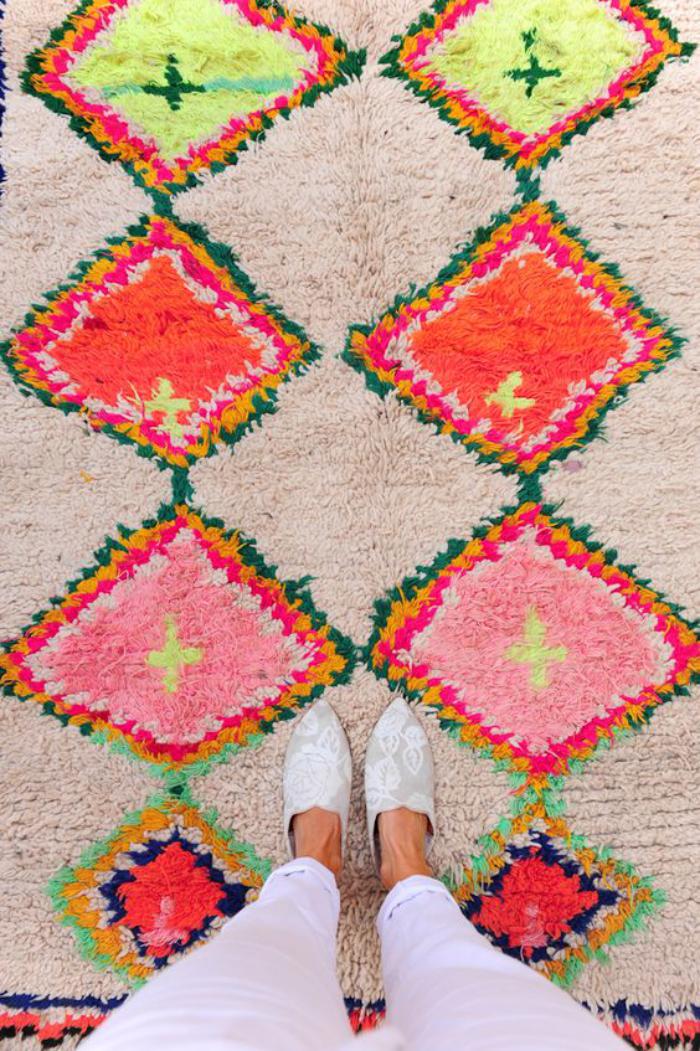 tapis-marocain-motifs-graphiques-en-couleurs-vives