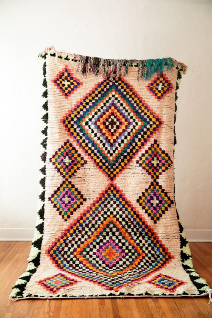 tapis-marocain-richement-décoré-de-motifs-ethniques