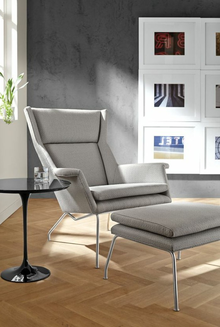0-chaise-gris-sol-en-parquet-clair-chaise-grise-fauteuil-massant-sol-en-parquet-clair