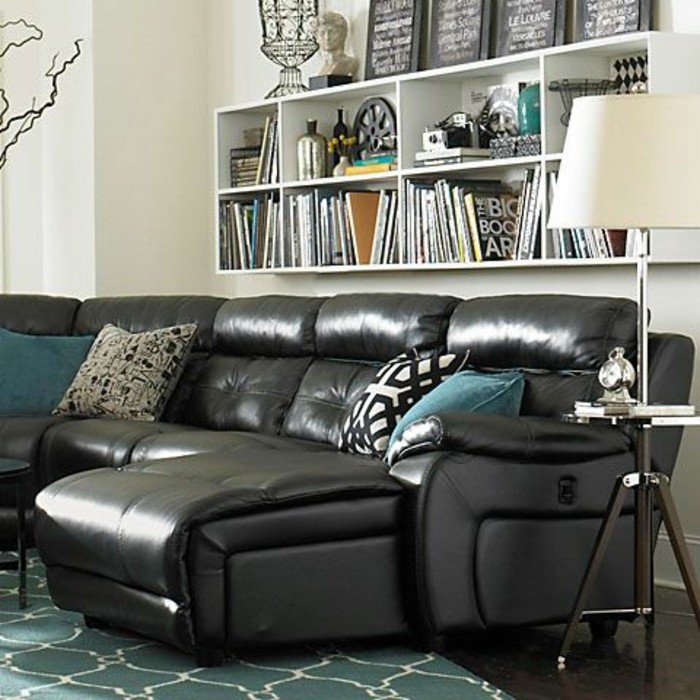 canapé-cuir-noir-pour-le-salon-chic-meubles-de-salon-modernes-tapis-bleu-dans-le-salon