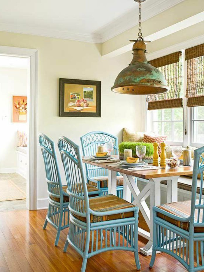 cuisine-chaises-rotin-bleu-clair-intérieur-design-fauteuil-rotin-vintage-cool-idée-aménagement-salon