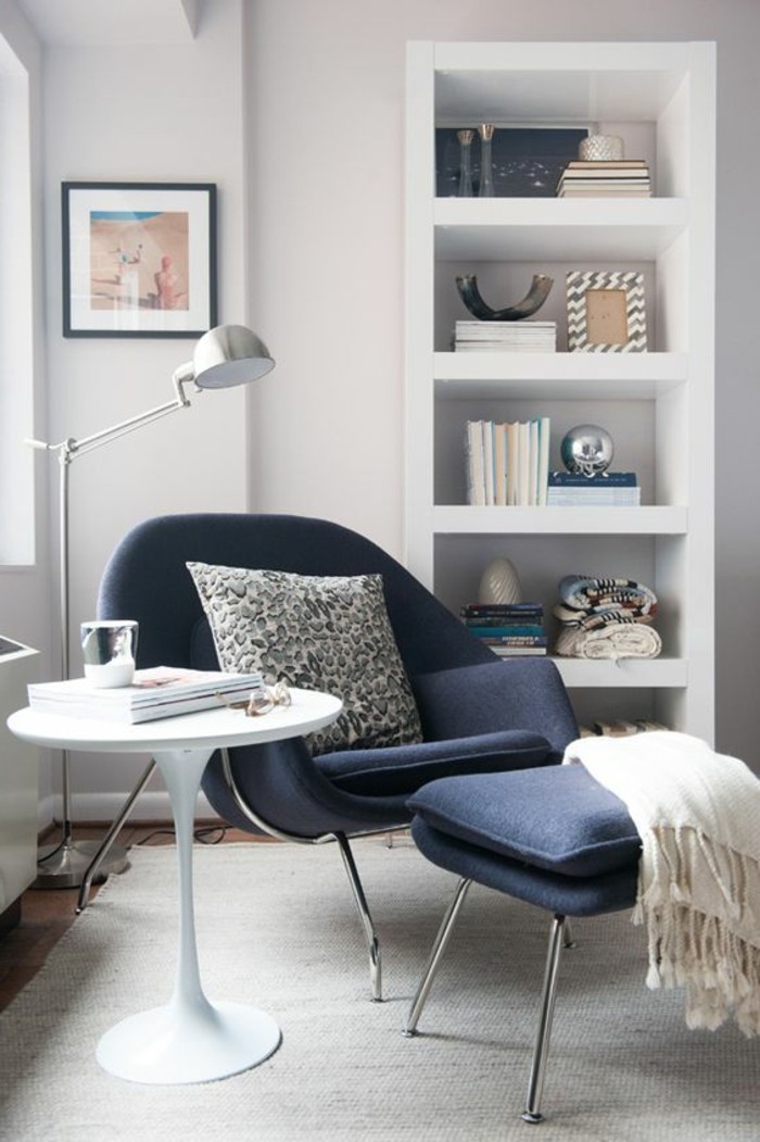 jolie-chaise-en-bleu-foncée-tapis-gris-de-salon-table-tulipe-blanche-tapis-beige