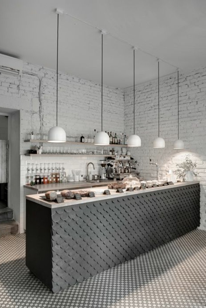 lampadaire-de-cuisine-sol-mosaique-bar-de-cuisine-mur-de-briques-blancs-plafond-blanc