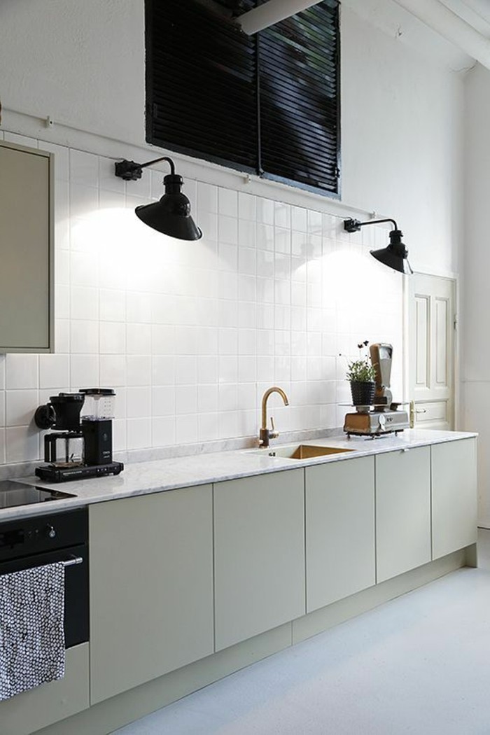lampe-de-cuisine-en-fer-noir-comment-eclairer-la-cuisine-mur-en-carelage-blanc