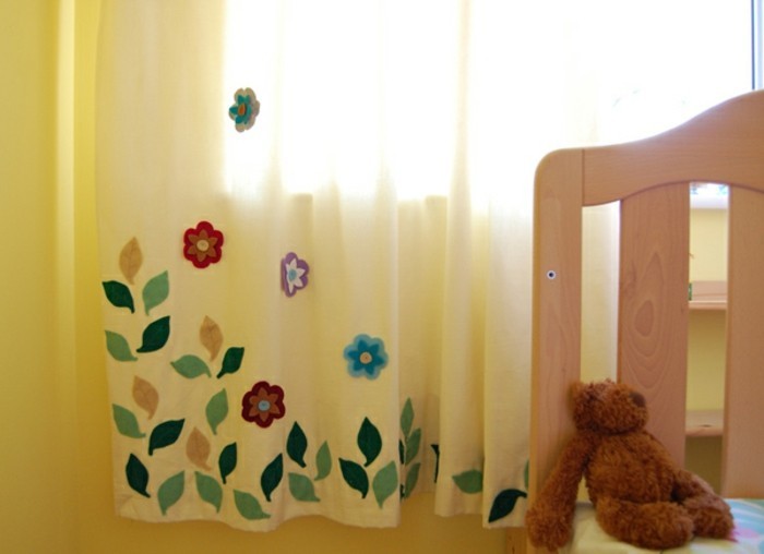 rideaux-chambre-fille--fleurs-et-petit-ours-resized