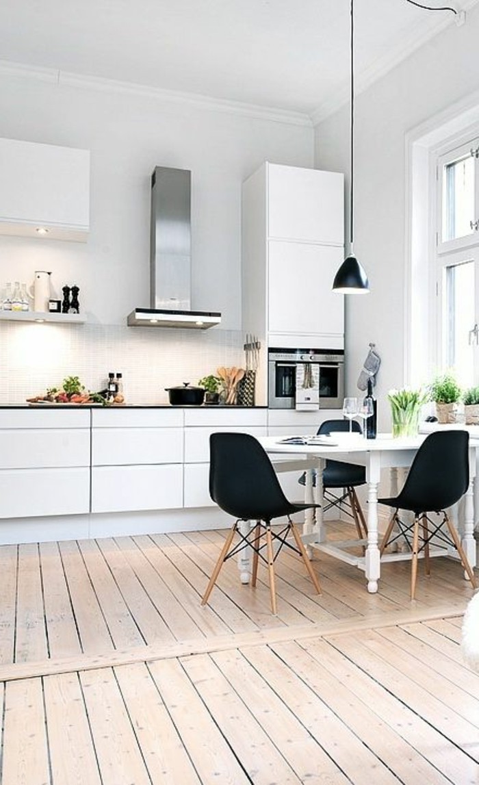 sol-en-planchers-clairs-meubles-de-cuisine-blancs-sol-en-bois-clair-luminaire-salle-à-manger