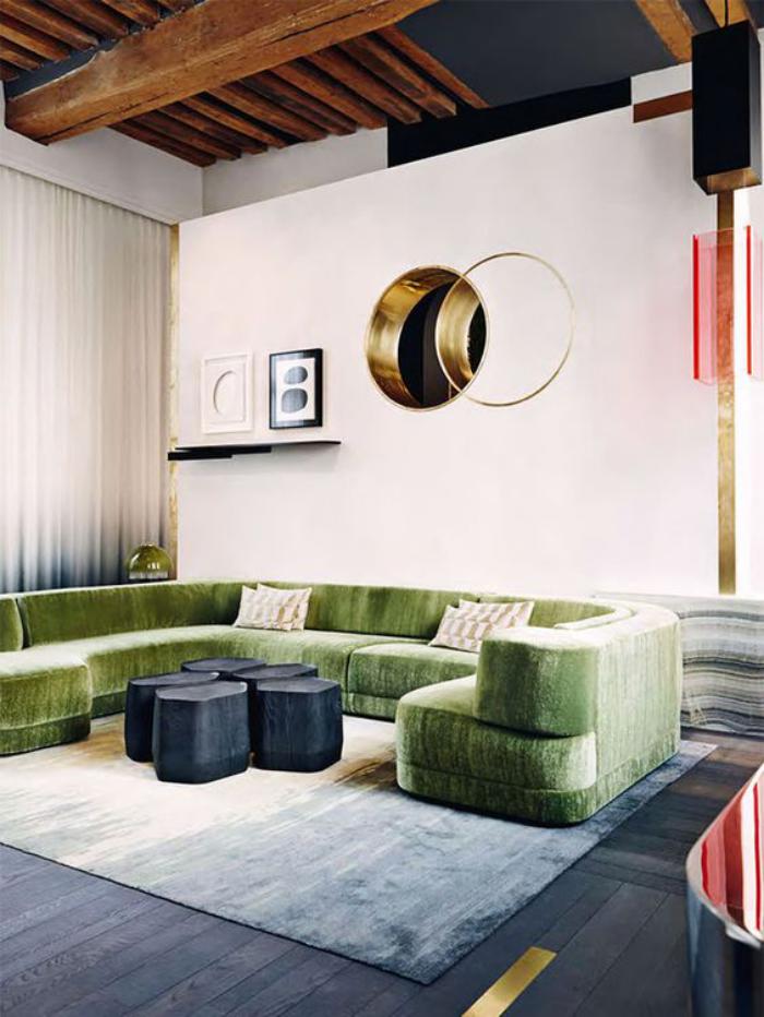 canapé-vert-grand-sofa-vert-plafond-poutres-en-bois