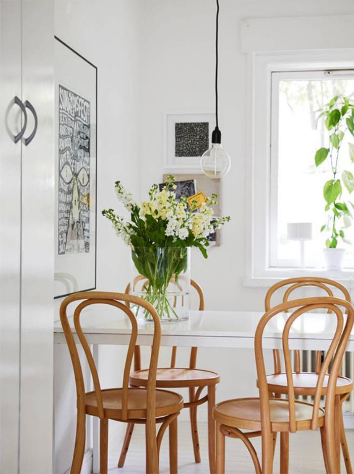 chaise-thonet-jolies-chaises-thonet-en-bois-clair-et-table-blanche