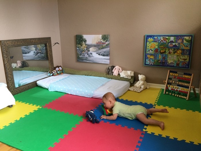 40chambre-bébé-tapis-coloré-miroir-tableaux-jouets-style-montessori