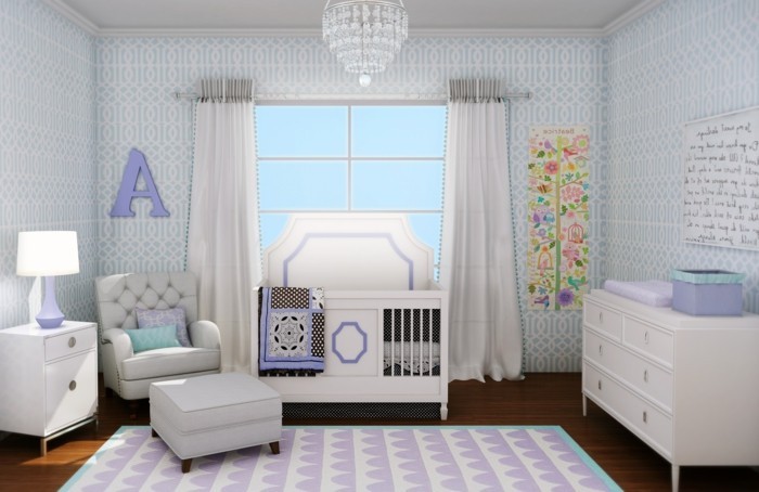 46une chambre-bébé-fille-très-sympa-blanc-violet-lit-tabouret-commode-lampe