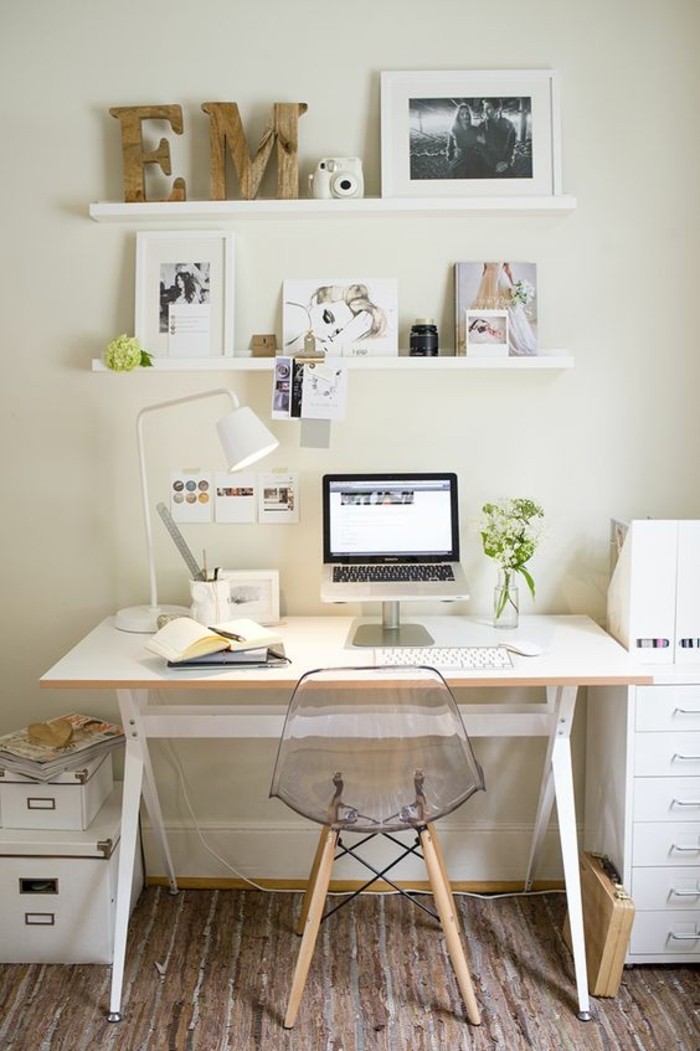 chaise-transparente-bureau-en-bois-clair-rangement-coin-de-travail-idees-interieur-beige