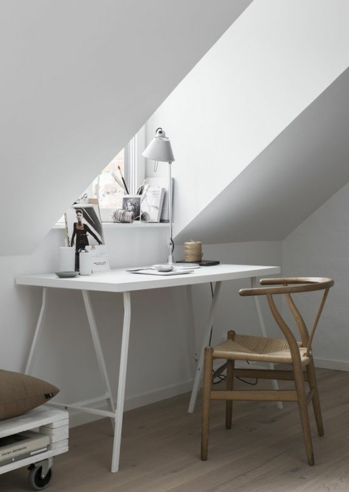 lampe-de-bureau-blanche-chaise-en-bois-naturel-clair-bureau-blanc-chambre-sous-pent