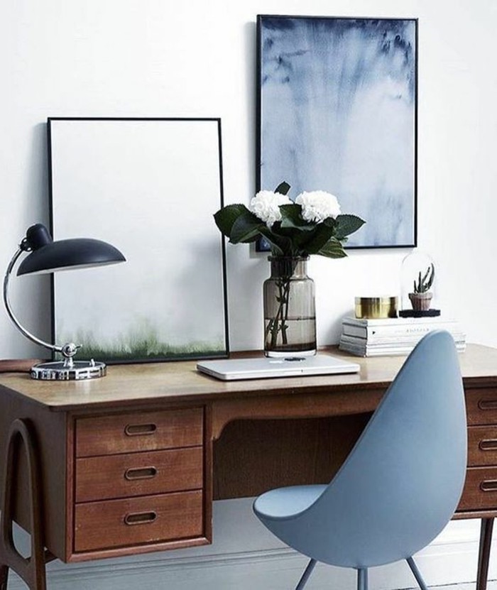 lampe-de-bureau-design-classique-noir-bureau-en-bois-naturel-chaise-en-plastique-gris