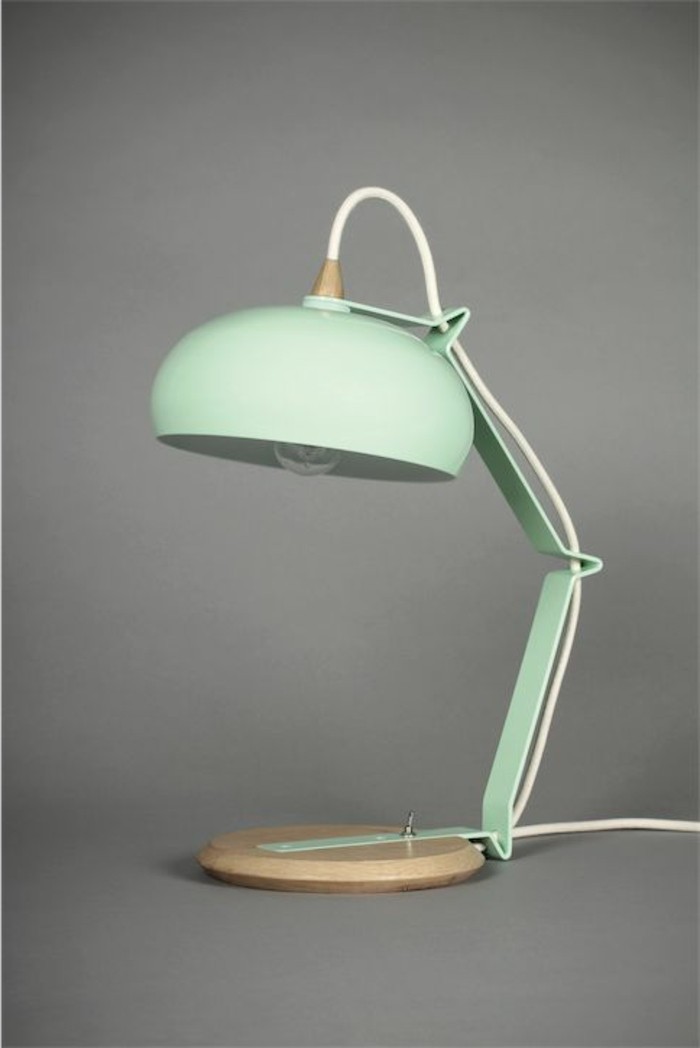 lampe-de-table-ampoule-classique-table-en-vert-pale-idees-eclairage-de-bureau