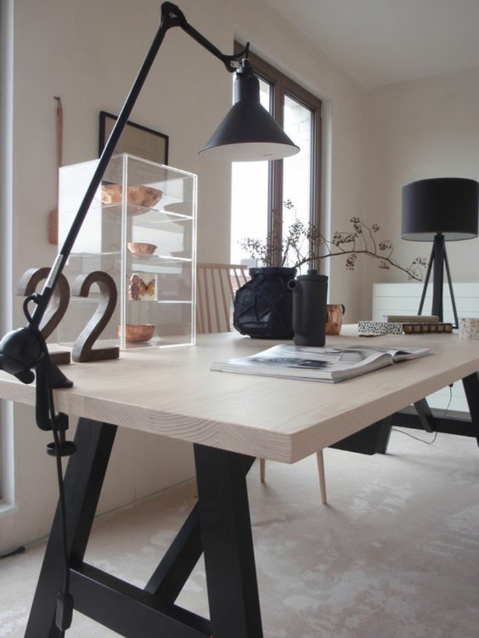 lampe-en-fer-noir-lampe-de-bureau-design-original-en-noir-metal-bureau-en-bois-brut