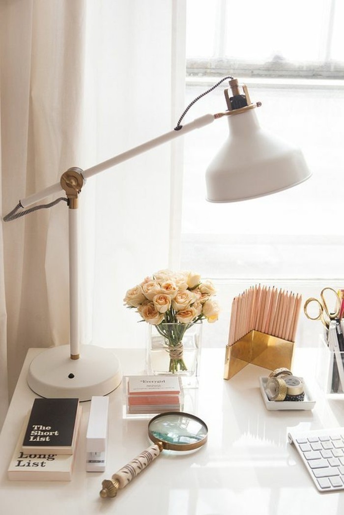 lampes-de-bureau-design-pas-cher-jolie-lampe-en-fer-blanc-fleurs-roses-bureau-de-travail-femme