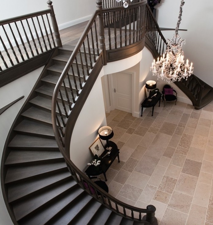escalier-moderne-en-bois-marron-style-vintage-somptueux