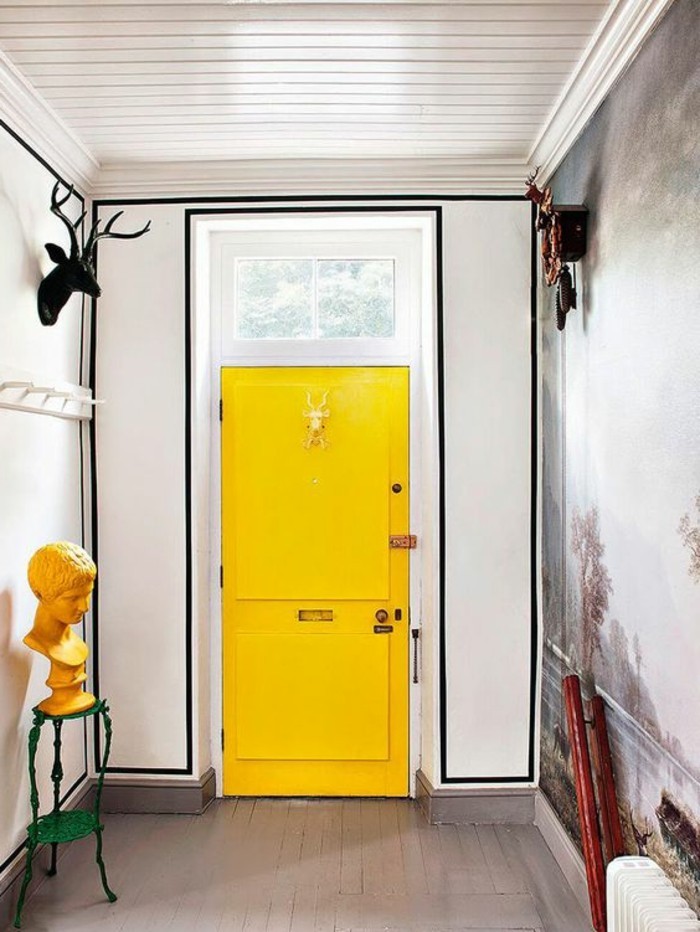 106-Tapisserie couloir. Une porte jaune.