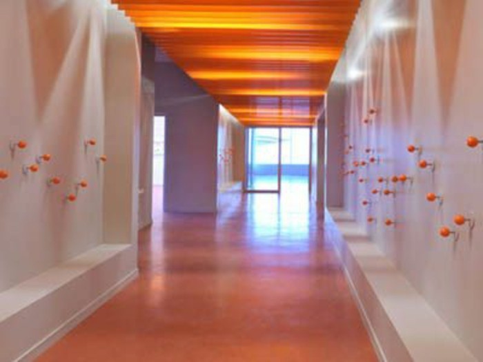 110-Tapisserie couloir. Plafond orange.