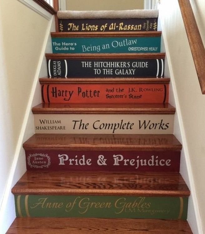 escalier-moderne-droit-marches-escalier-imitant-des-livres-idée-originale-déco-escalier
