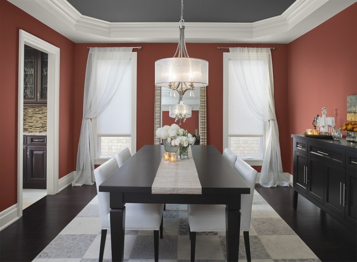 peinture-salle-à-manger-rouge-plafond-gris-table-massive-en-bois-chaises-blancs-élégants-vaisselier-en-bois-benjamin-moore