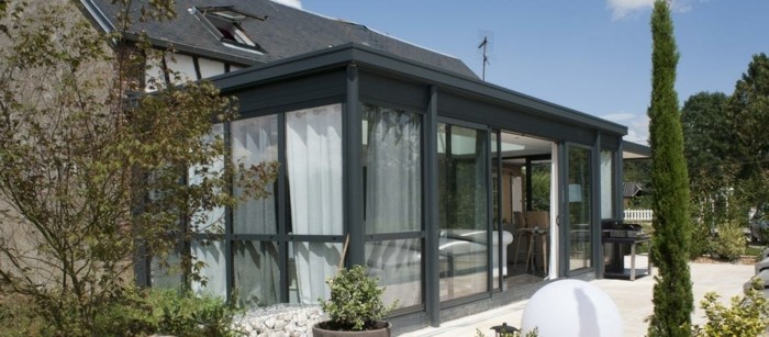 veranda-alu-grandeur-nature-bonne-isolation-thermique-toiture-plate-double-vitrage