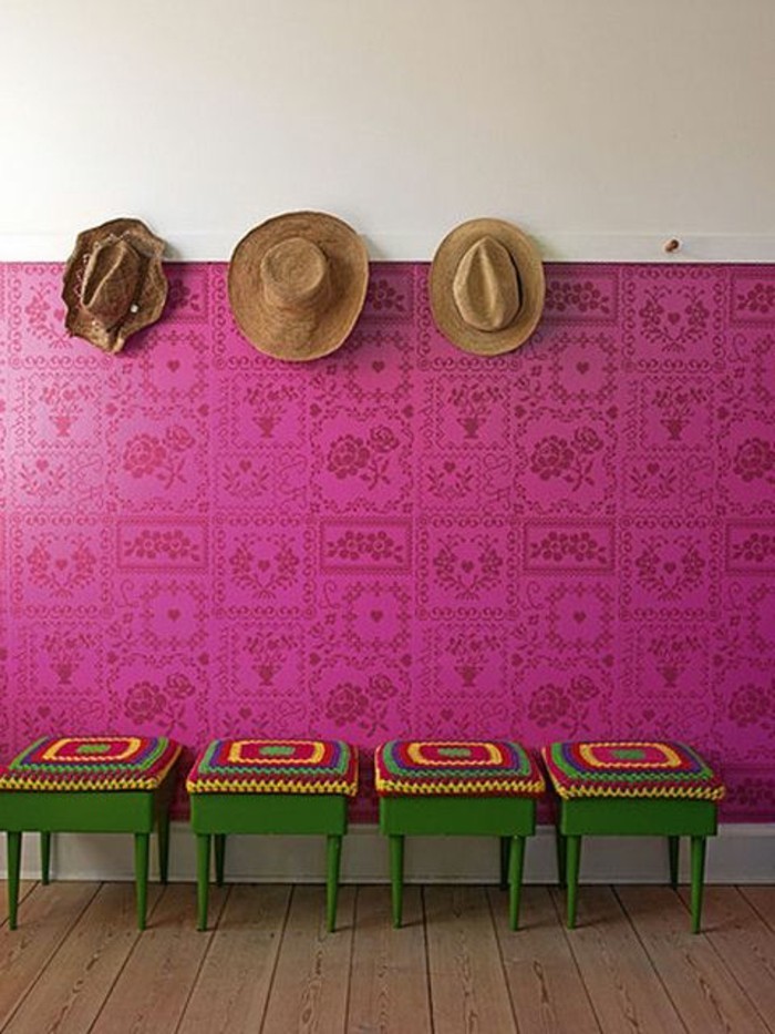 33-Papier peint pour couloir en rose. Trois chapeaux.