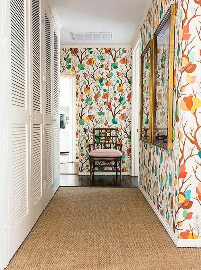 41-Papier peint couloir multicolore. Deux miroirs. Une chaise.
