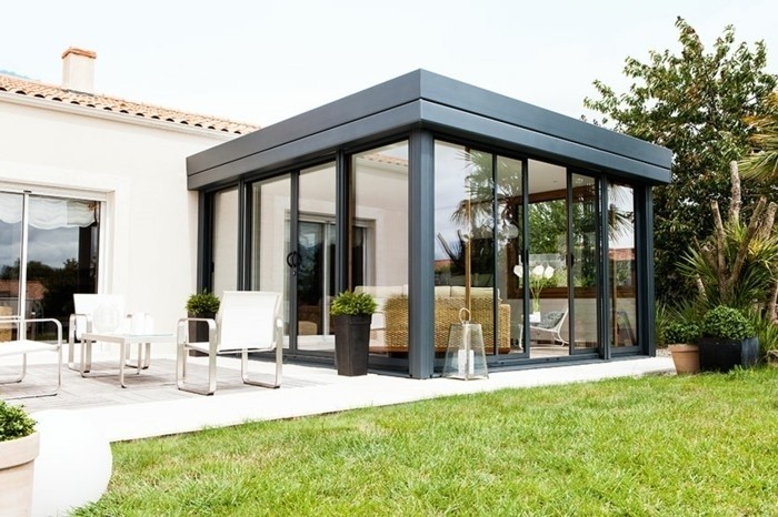 veranda-rideau-modele-de-veranda-à-très-grande-isolation-thermique-toiture-en-bois-parois-laterales-an-aluminium