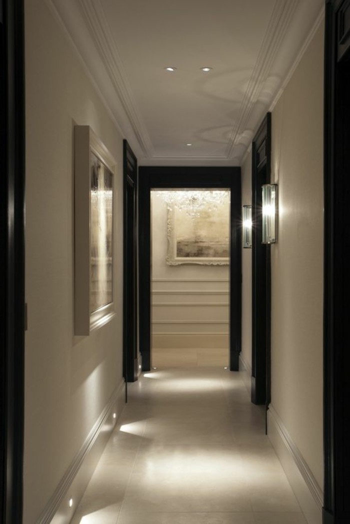 75-Papier peint couloir de couleur blanche. Portes noires.