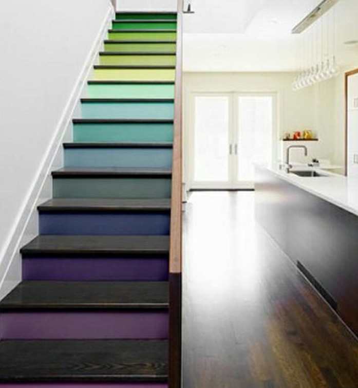 escalier-moderne-escalier-droit-design-contemporaint-marches-en-couleurs-différentes