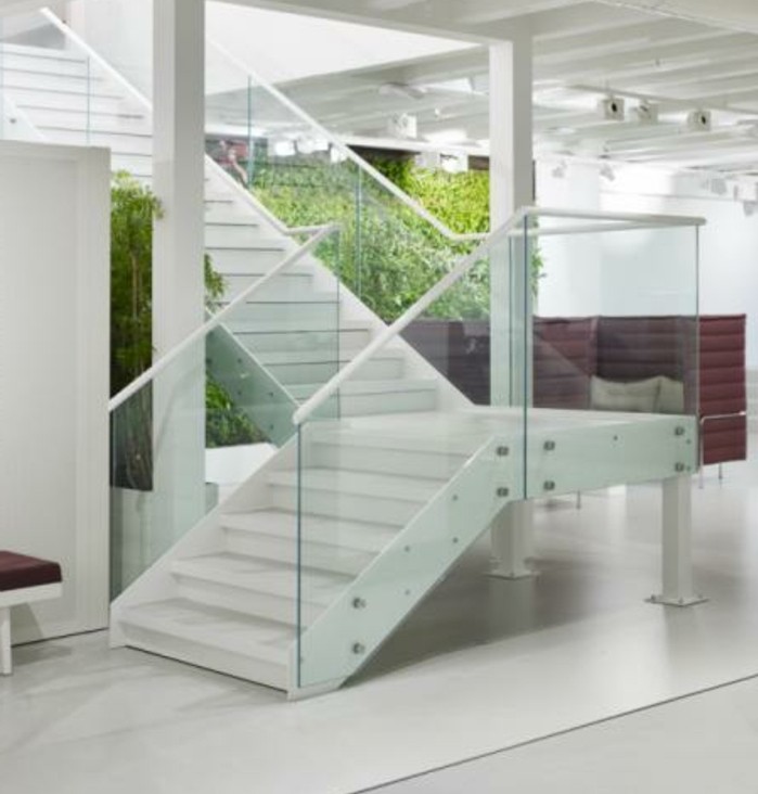 escalier-exterieur-en-blanc-design-ballustrade-en-verre-escalier-quart-tournant-exterieur